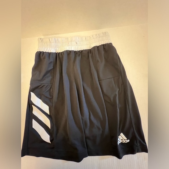 ADIDAS SIGNATURE SHORTS FOR BASKETBALL .         SIZE MEDIUM.   BLACK AND WHITE - Picture 3 of 7